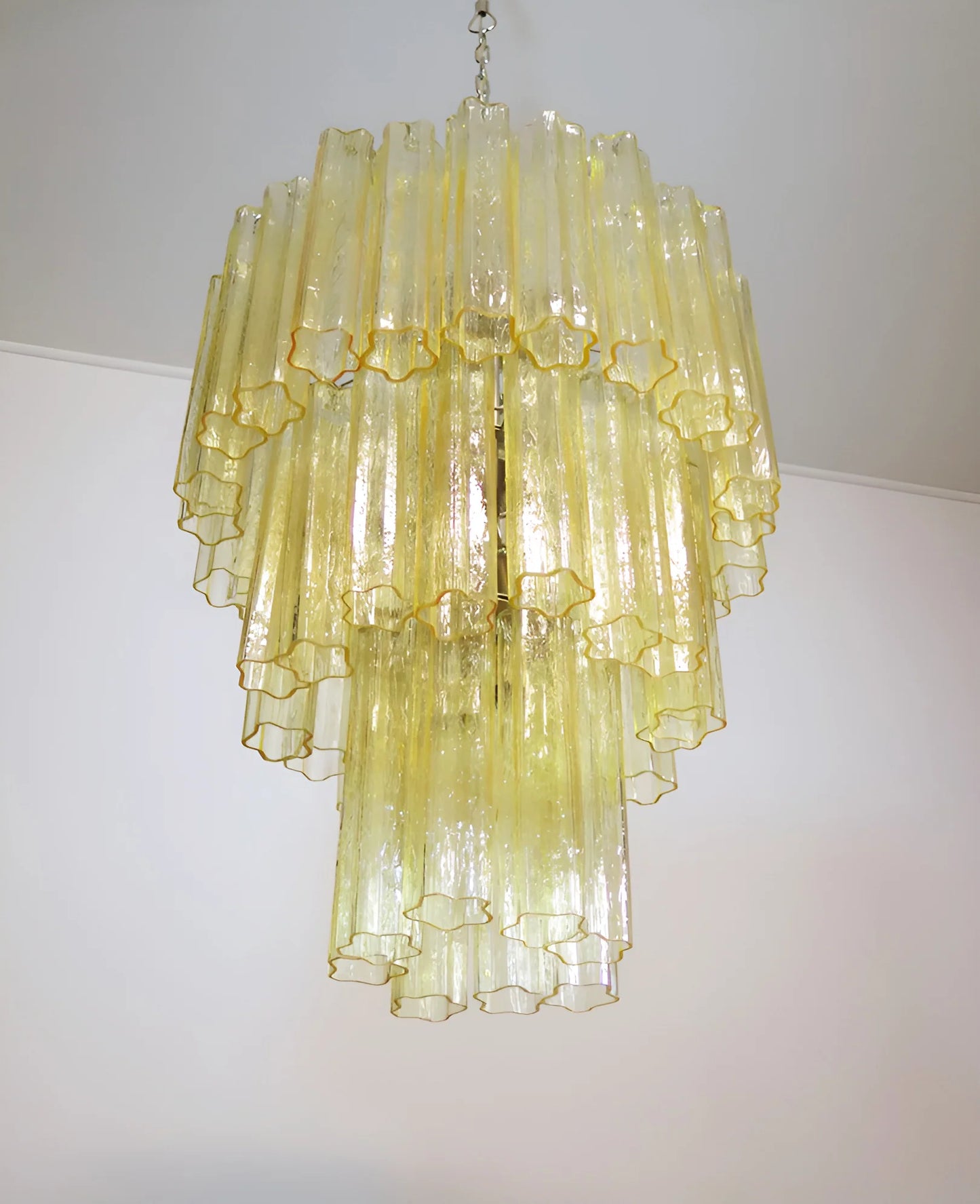 Elegante araña de tubo de cristal de Murano amarillo
