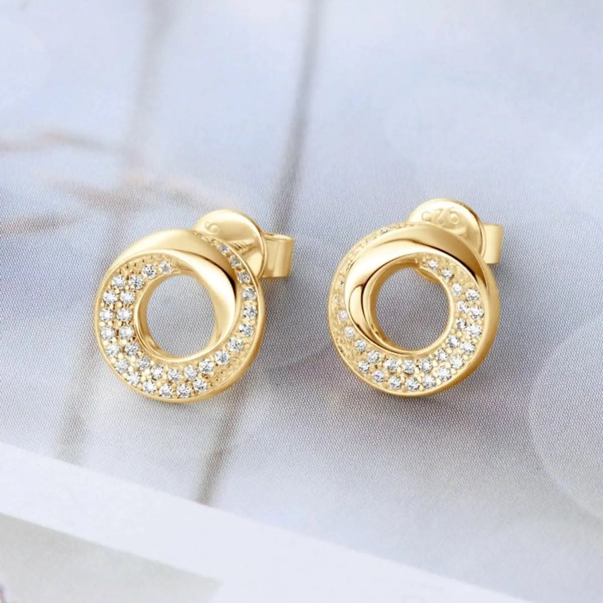 Acaban de llegar las camisetas Trendsi - Elegantes pendientes de moissanita de plata
