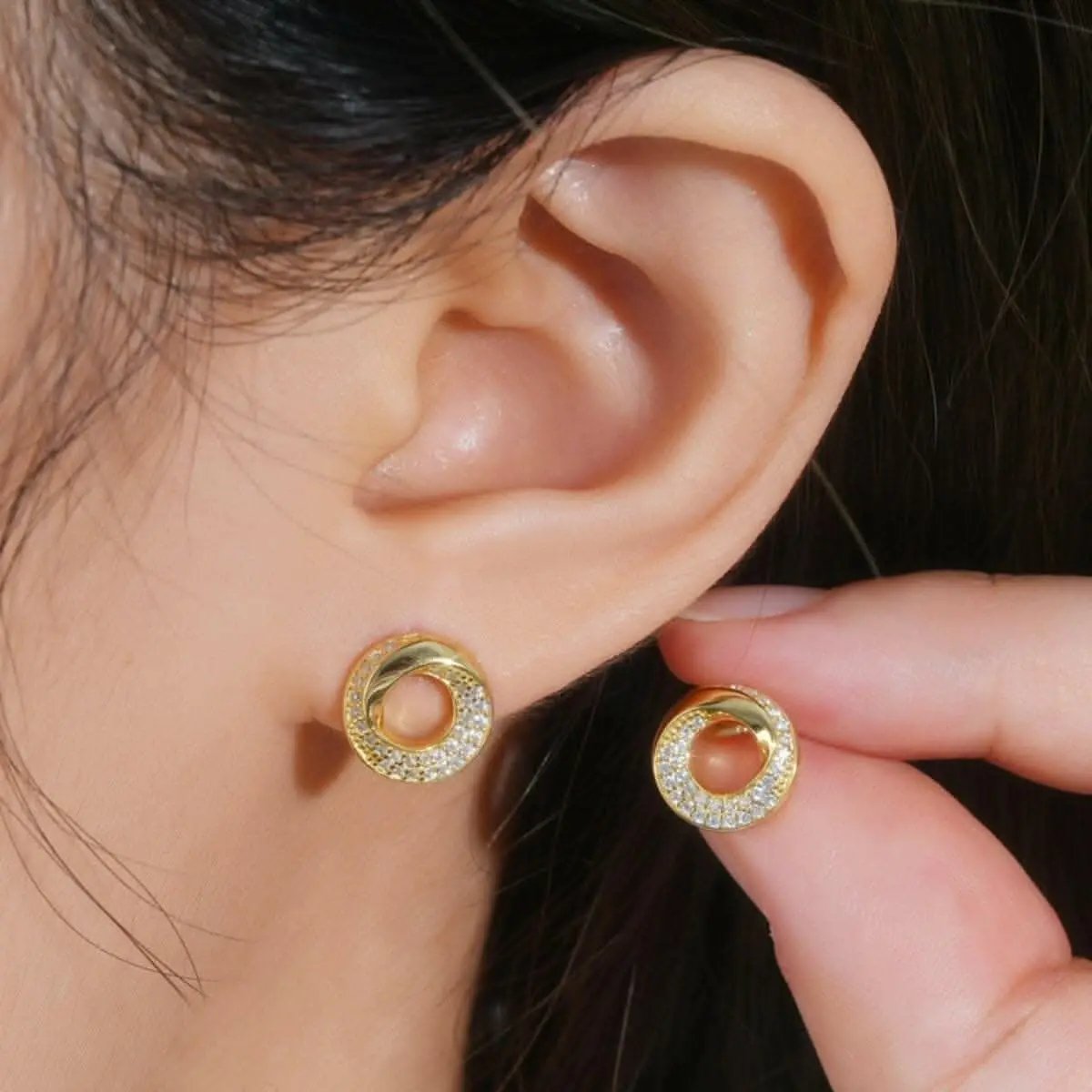 Acaban de llegar las camisetas Trendsi - Elegantes pendientes de moissanita de plata