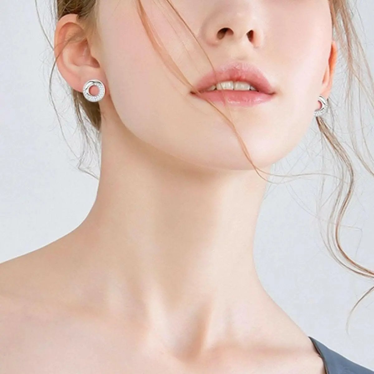 Acaban de llegar las camisetas Trendsi - Elegantes pendientes de moissanita de plata