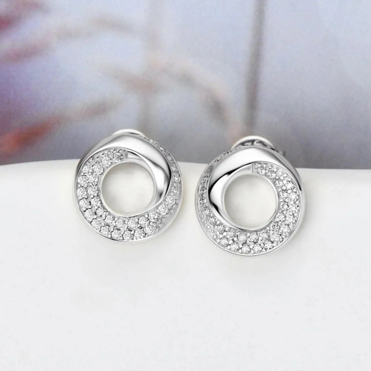 Acaban de llegar las camisetas Trendsi - Elegantes pendientes de moissanita de plata