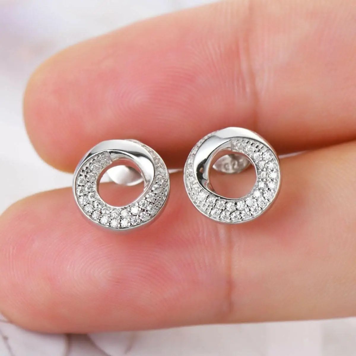 Acaban de llegar las camisetas Trendsi - Elegantes pendientes de moissanita de plata