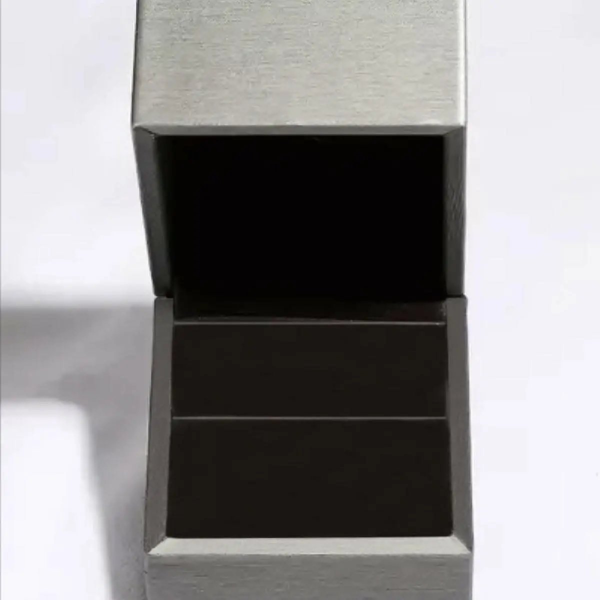 Acaban de llegar las camisetas Trendsi - Elegantes pendientes de moissanita de plata