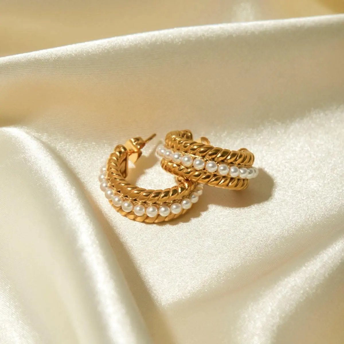 T-Shirts Trendsi Elegant pearl c-hoop earrings
