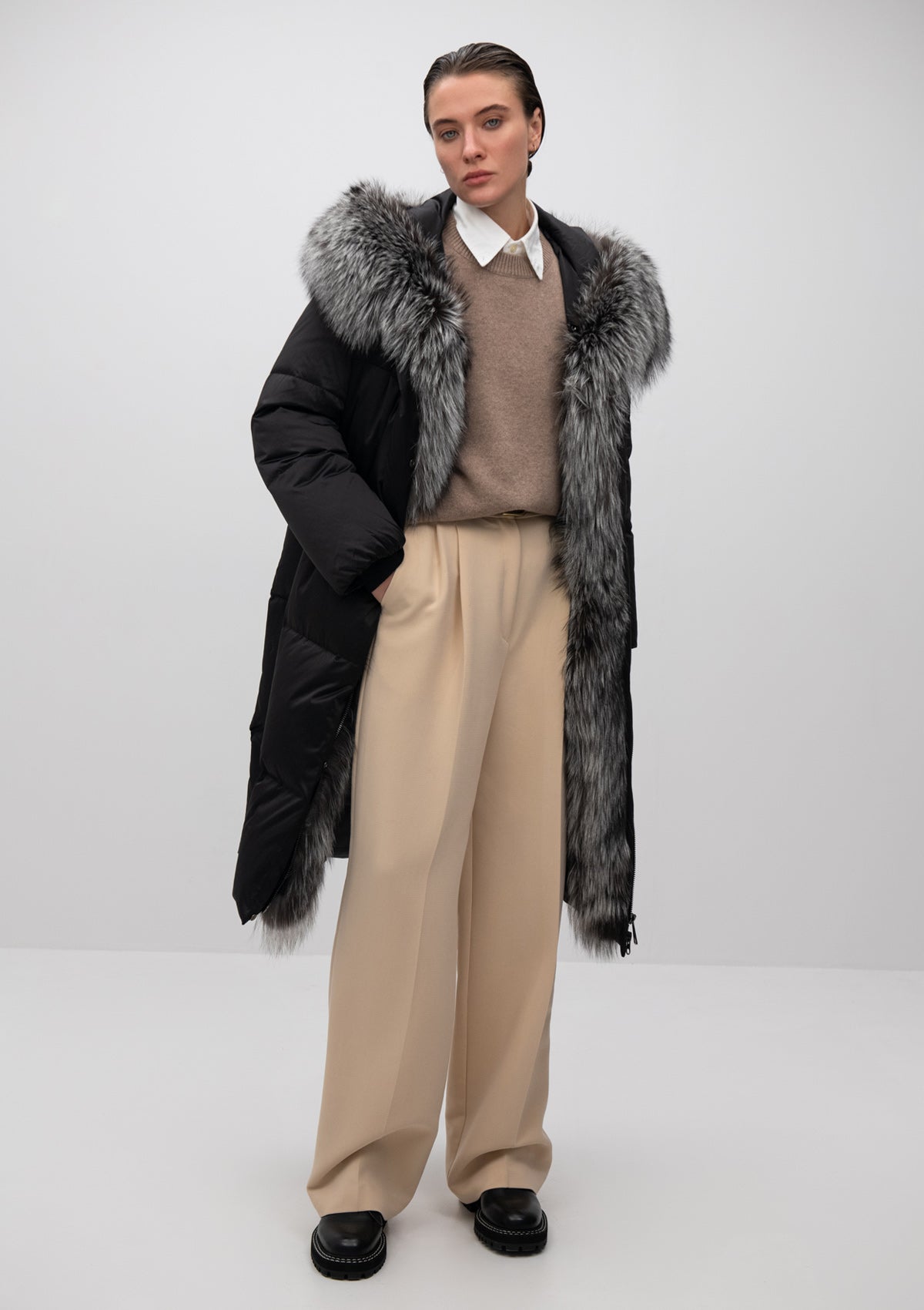 Parka Charlotte de plata genuina con piel de zorro
