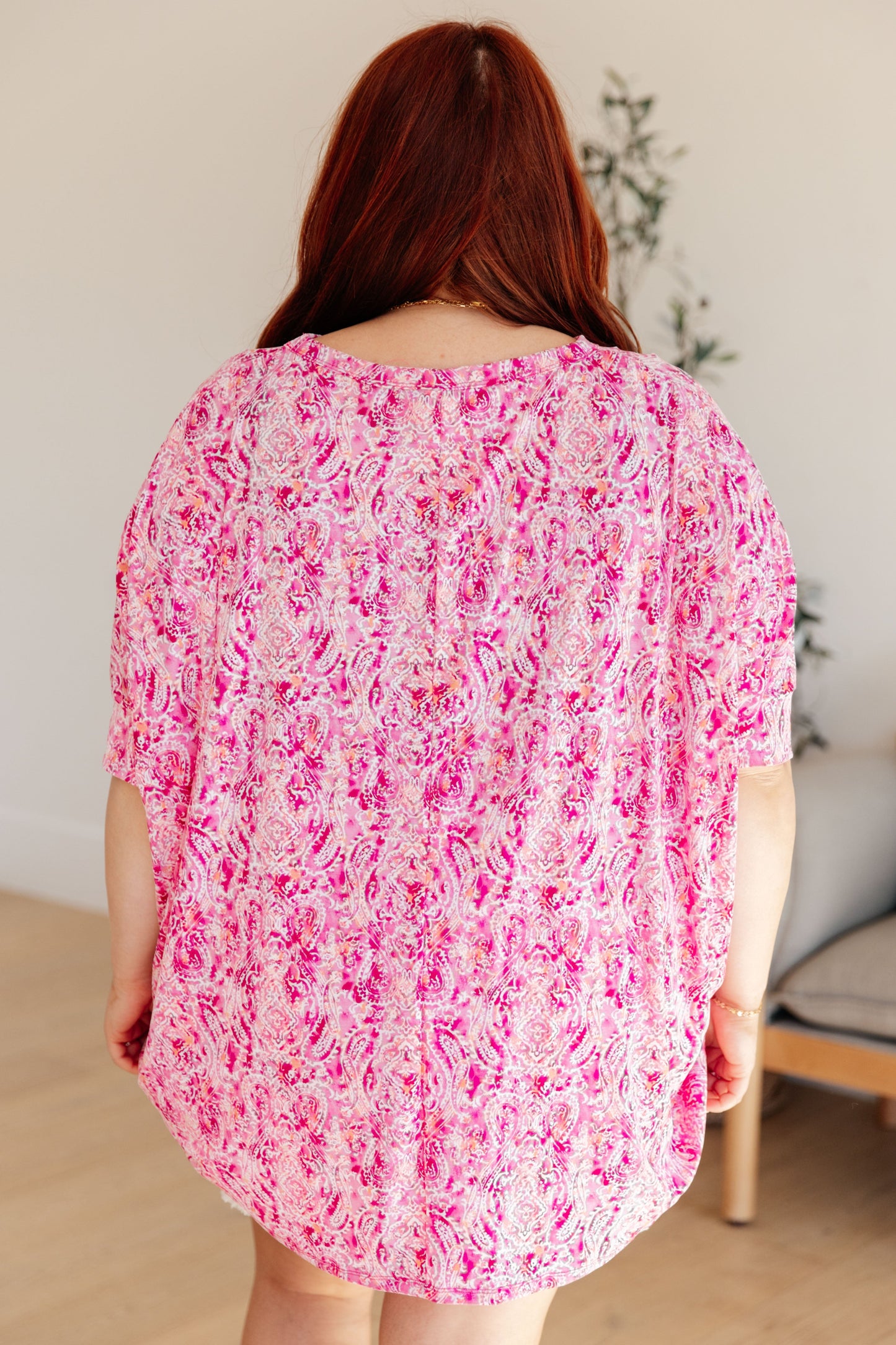 Blusa esencial en fucsia y cachemir blanco