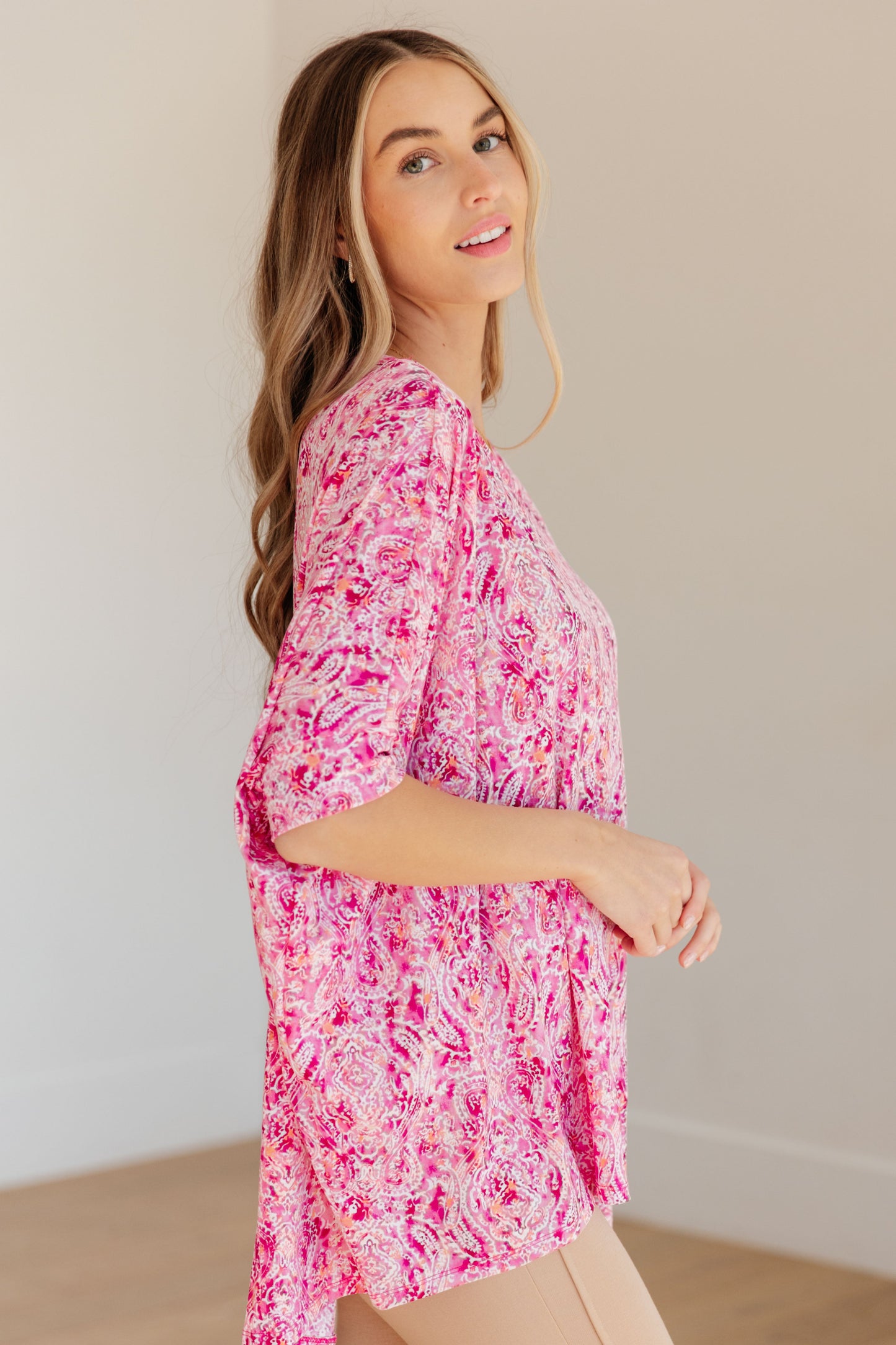 Blusa esencial en fucsia y cachemir blanco
