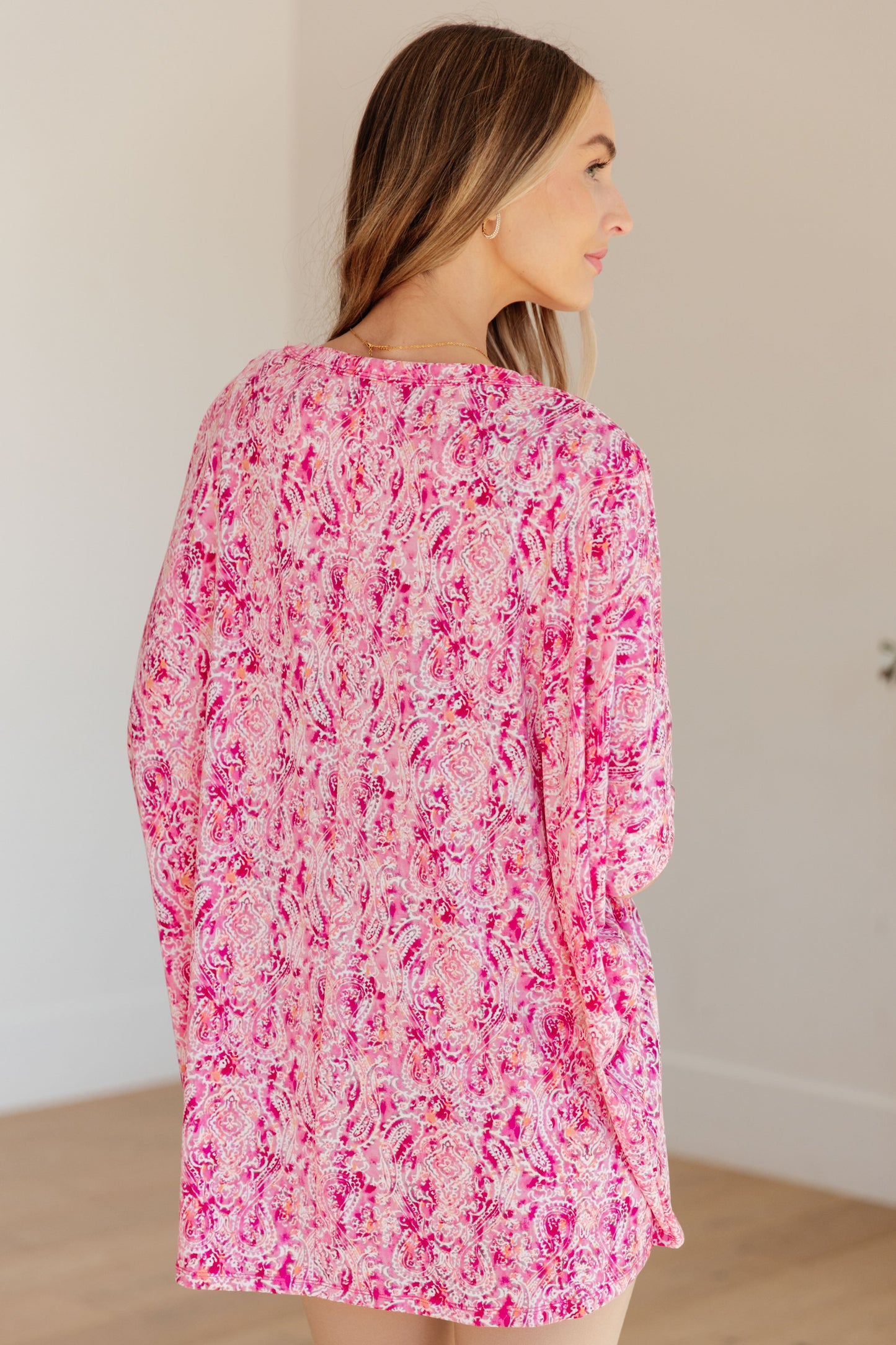Blusa esencial en fucsia y cachemir blanco