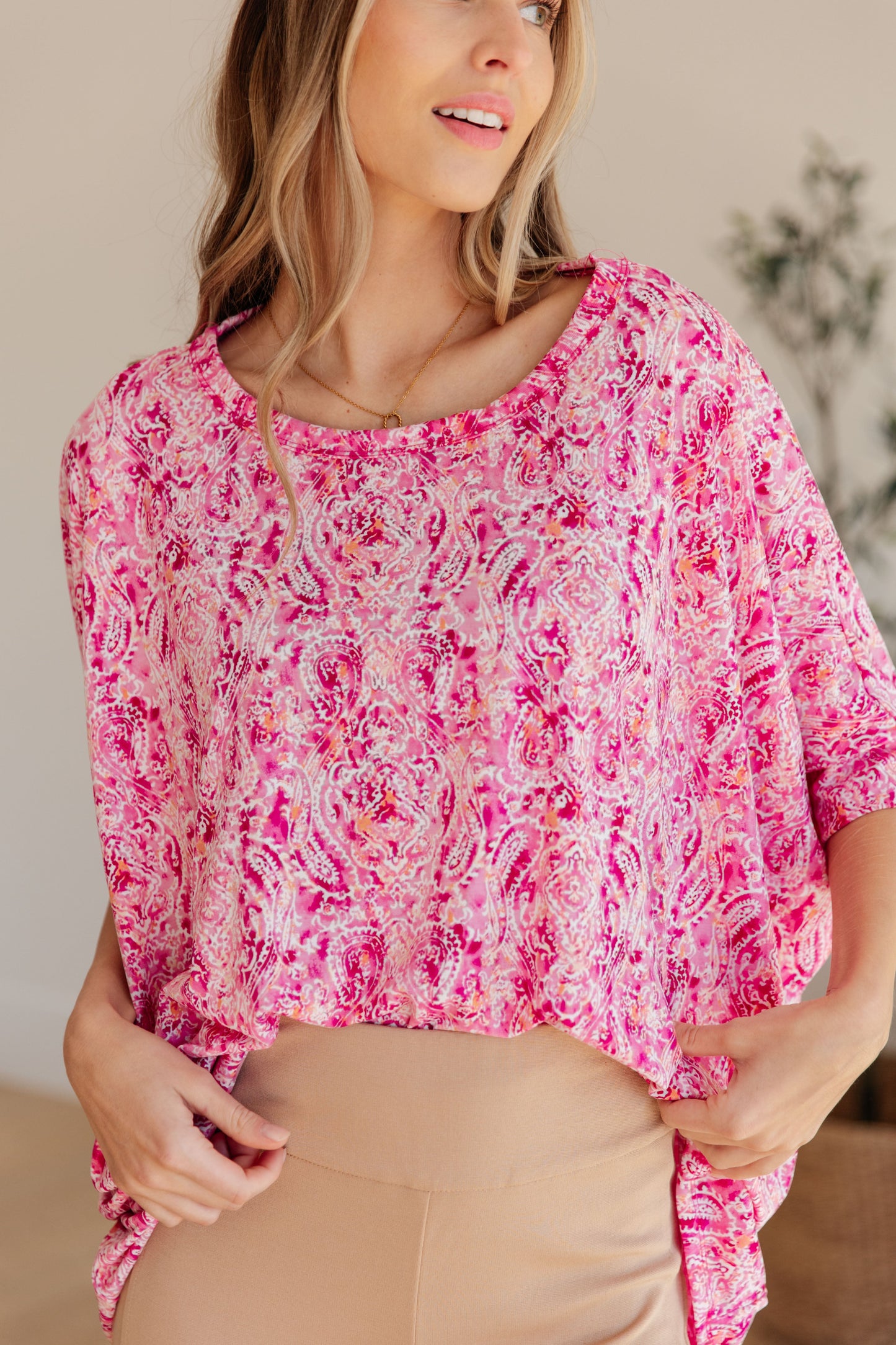 Blusa esencial en fucsia y cachemir blanco