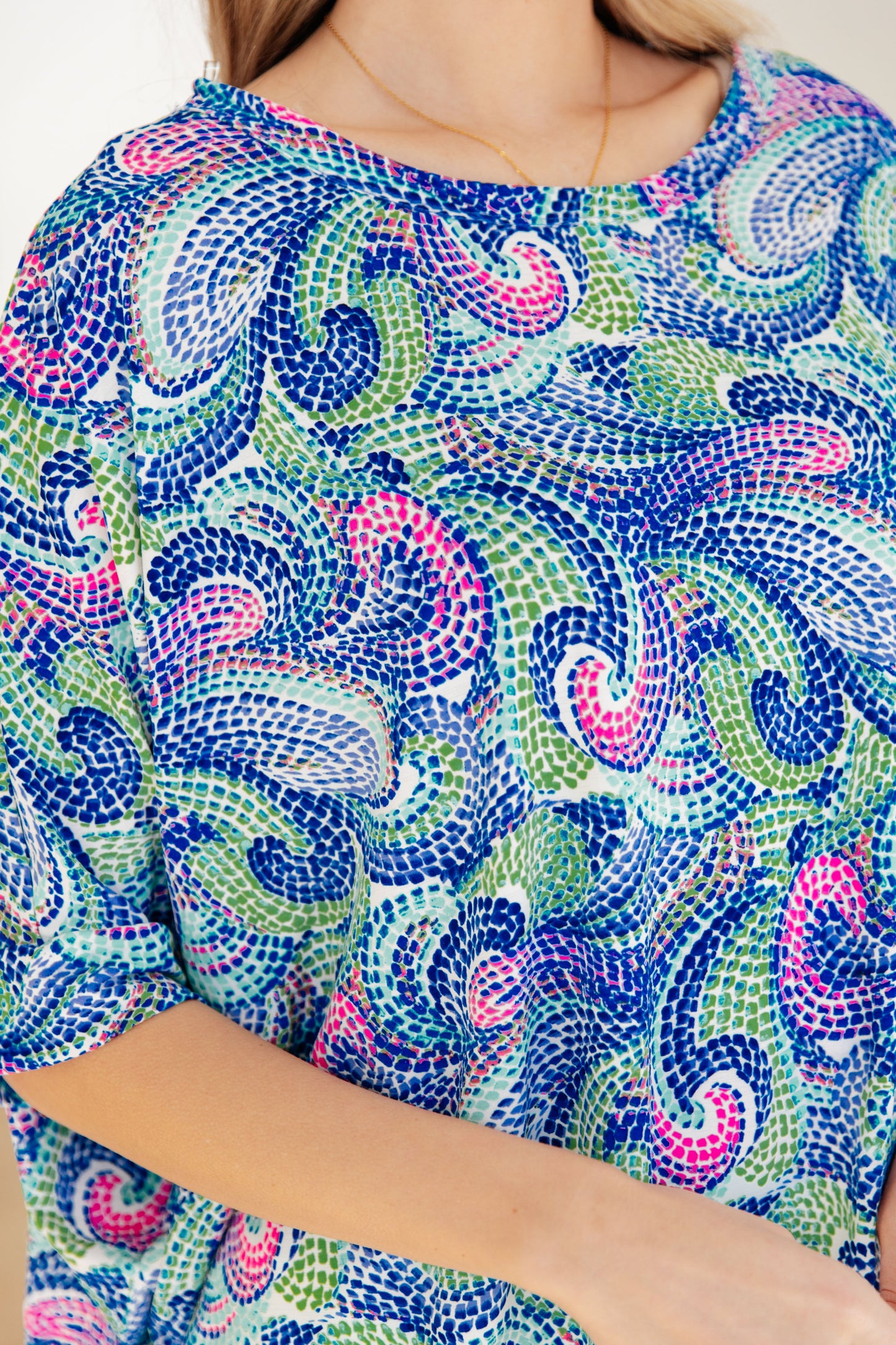 Blusa esencial en combinación de azul pintado