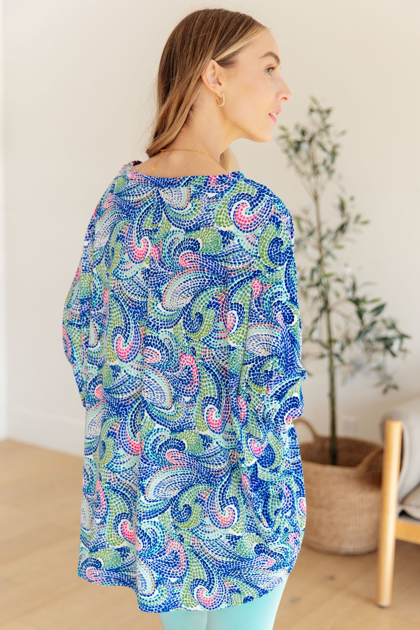 Blusa esencial en combinación de azul pintado