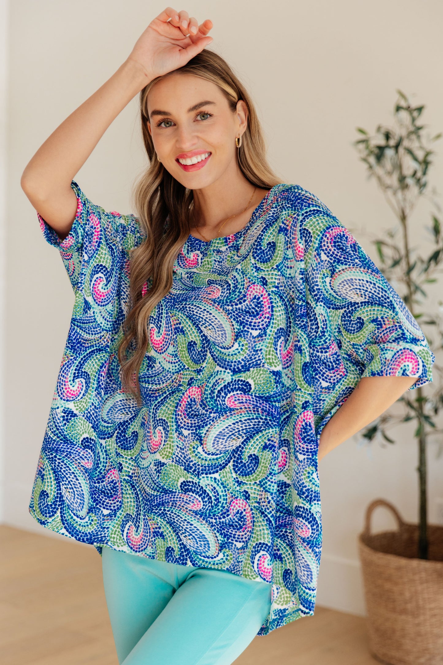 Blusa esencial en combinación de azul pintado