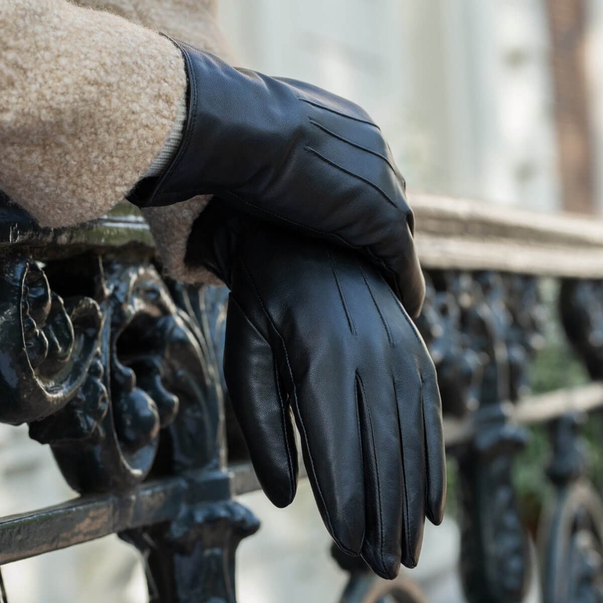 Ethan (black) – Vegan leather gloves with warm fleece lining & touchscreen feature