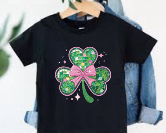 Camiseta juvenil tréboles y lazos