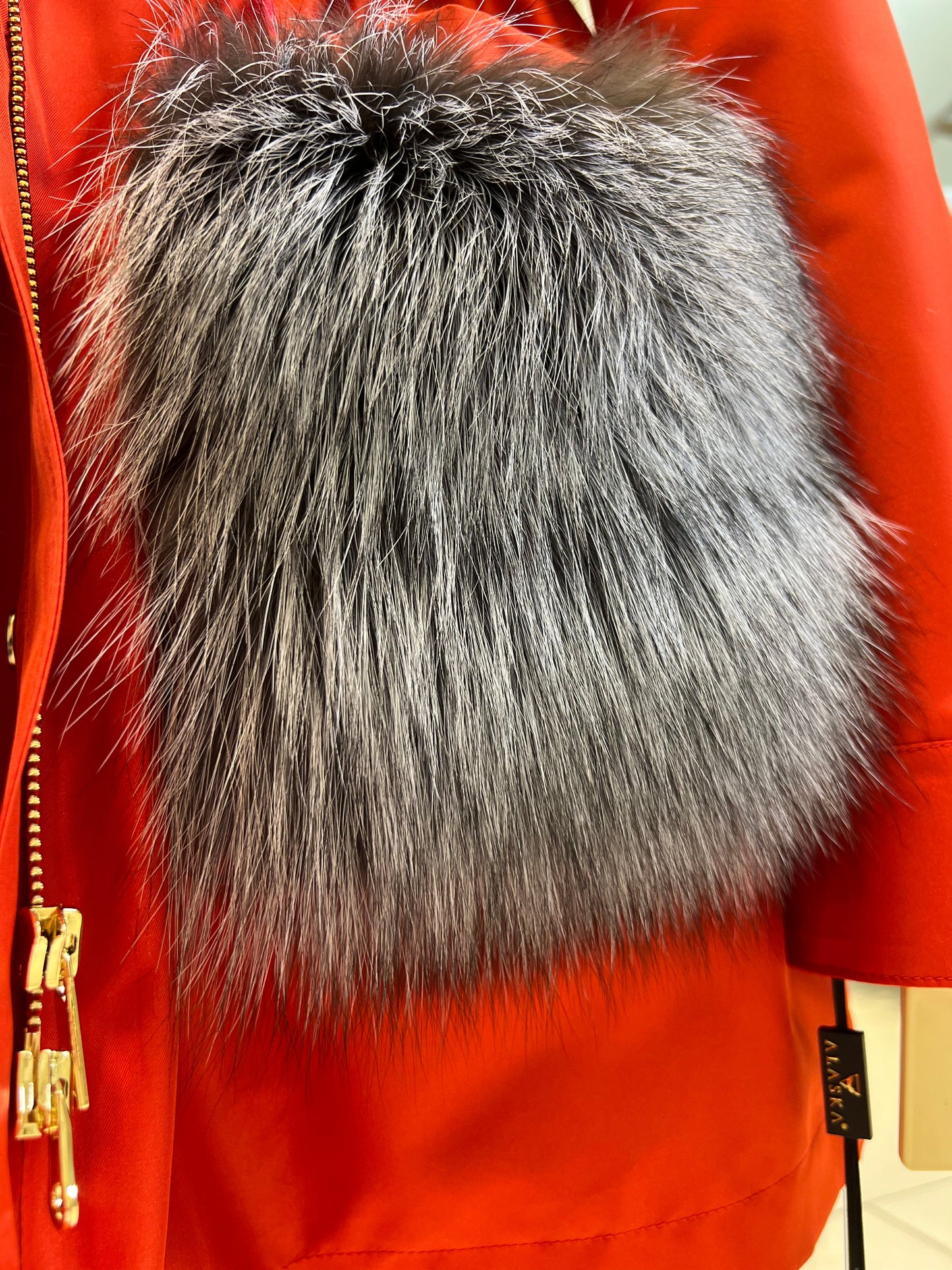 Parka Roma de piel auténtica de zorro plateado y conejo con aislamiento en color rojo