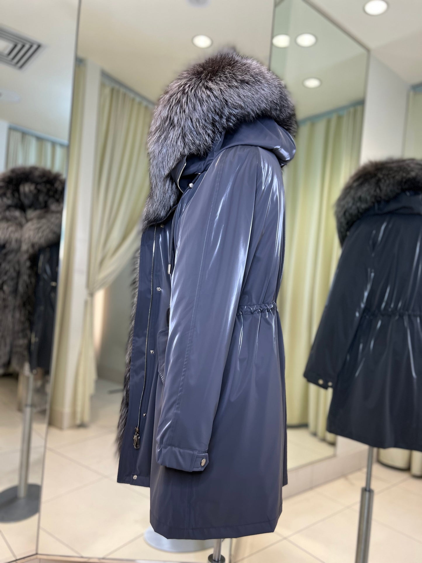 Parka Forrada con Capucha de Zorro Plateado Genuino y Aislamiento de Conejo