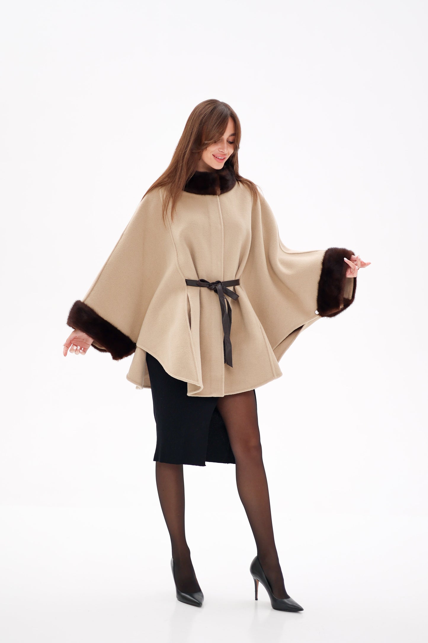 Poncho de lana de doble cara con piel de visón escandinavo auténtico