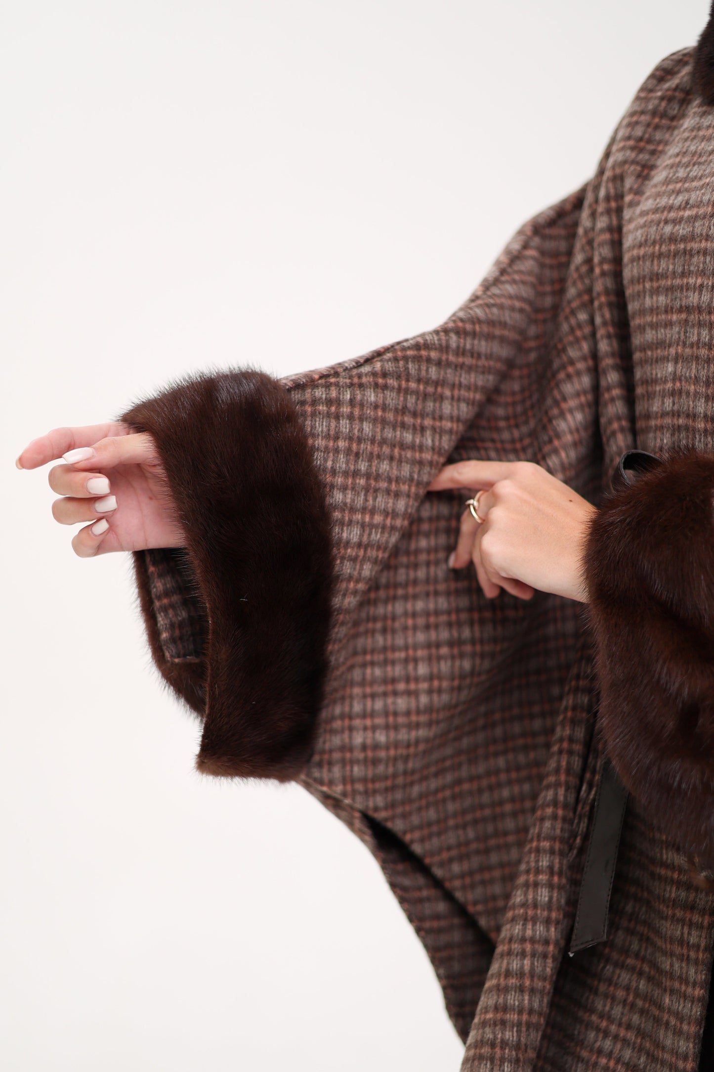 Poncho de lana de doble cara con piel de visón escandinavo auténtico
