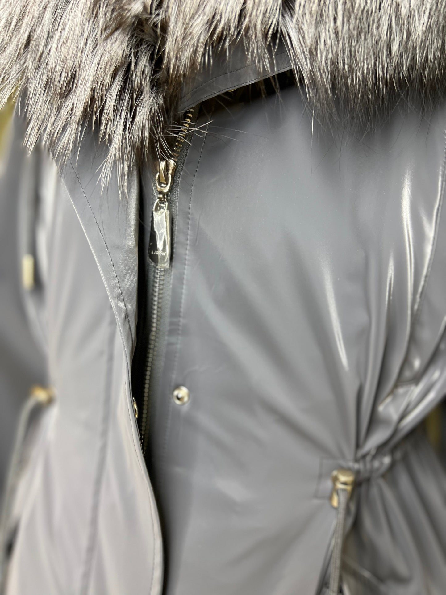 Parka Forrada con Capucha de Zorro Plateado Genuino y Aislamiento de Conejo