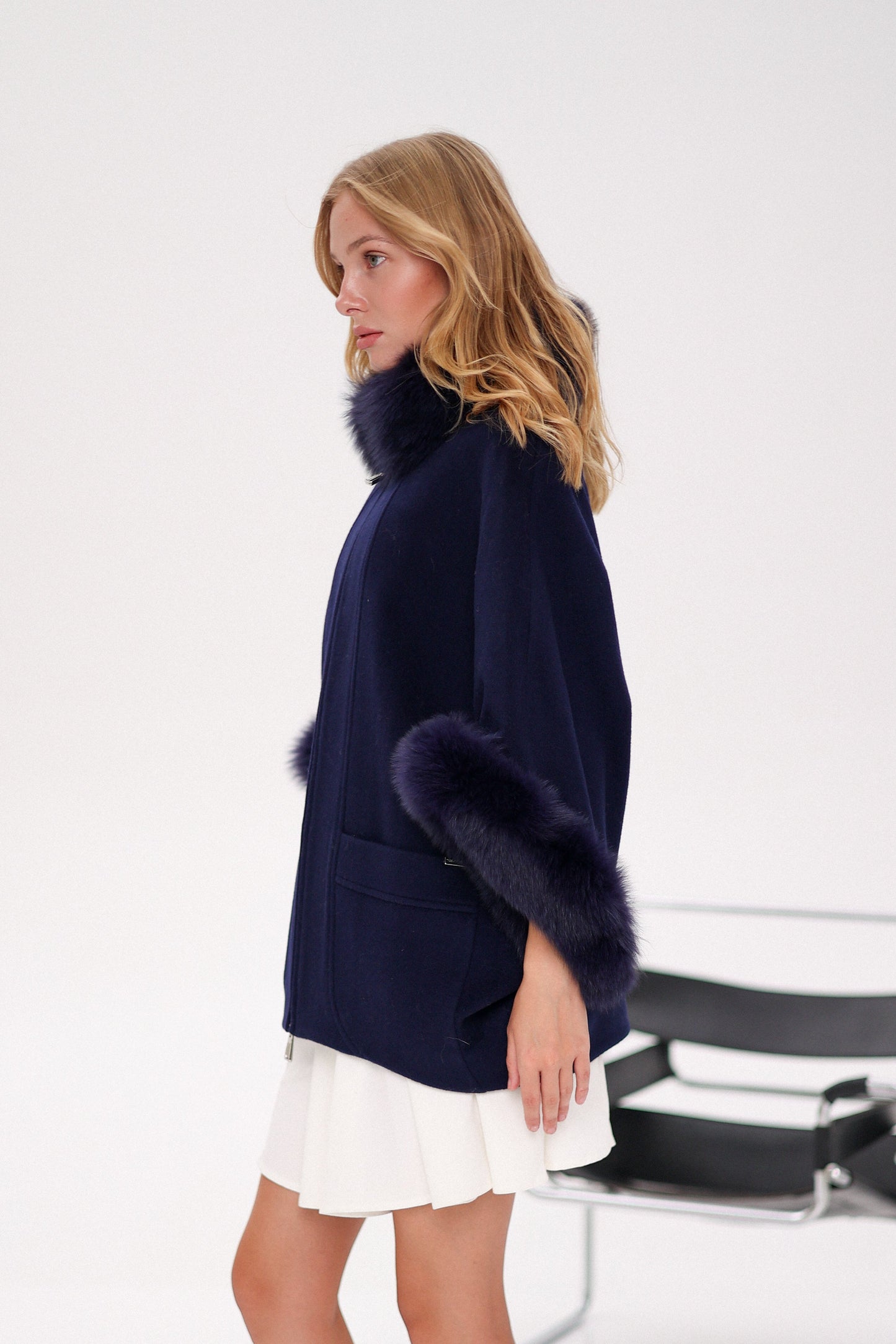 Poncho de auténtica piel de zorro polar y mezcla de cachemir en azul marino verdadero