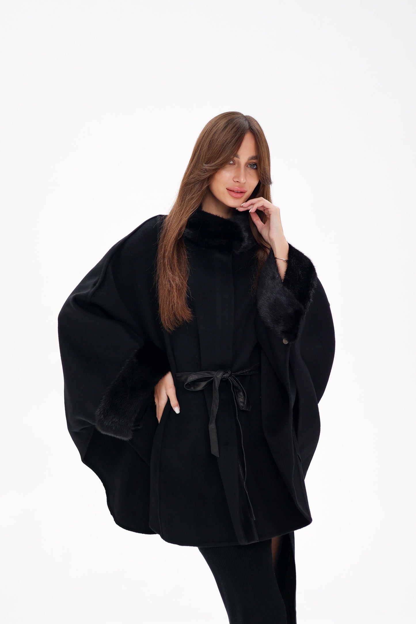 Poncho de lana de doble cara con piel de visón escandinavo auténtico