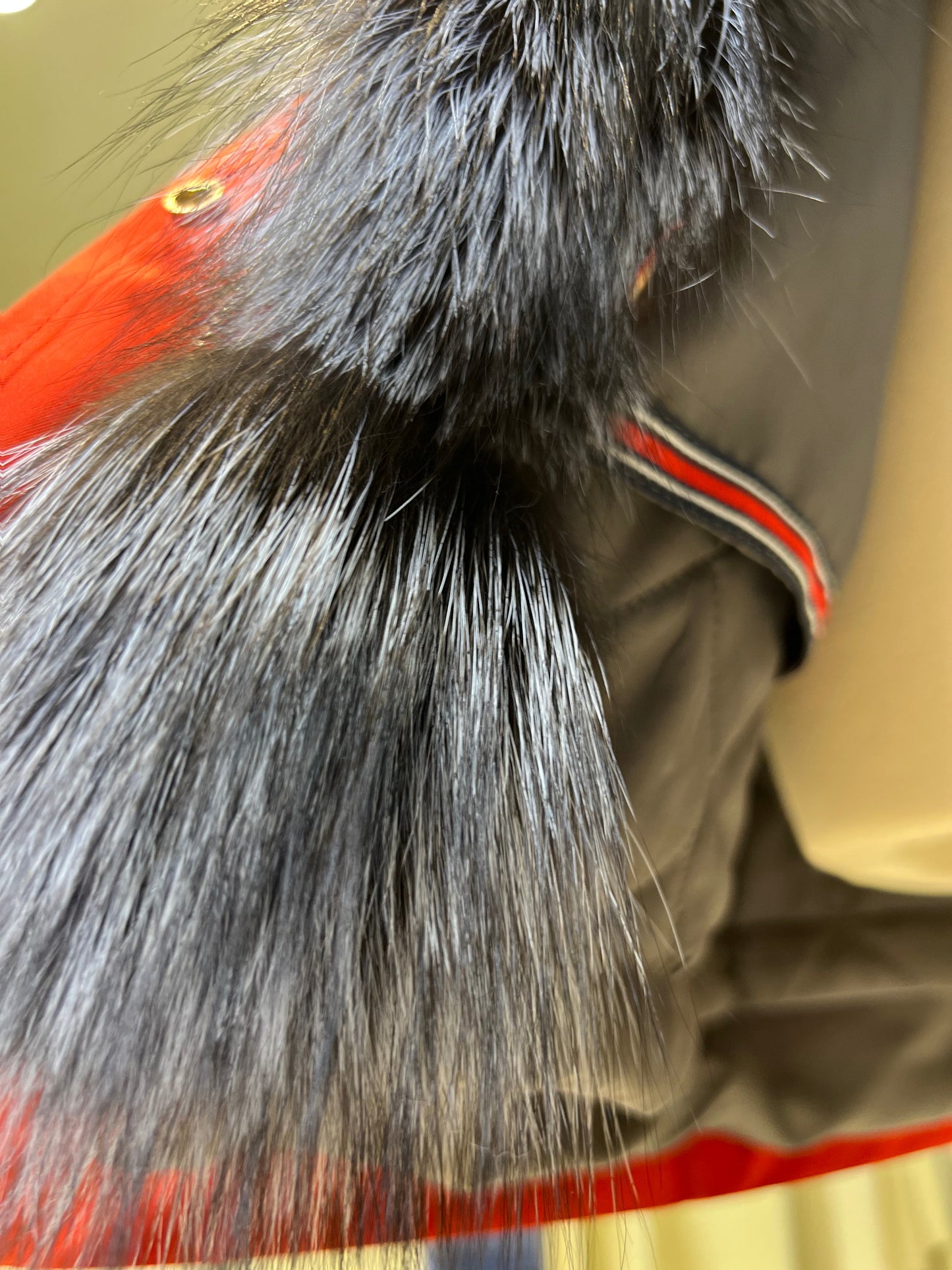 Parka Roma de piel auténtica de zorro plateado y conejo con aislamiento en color rojo