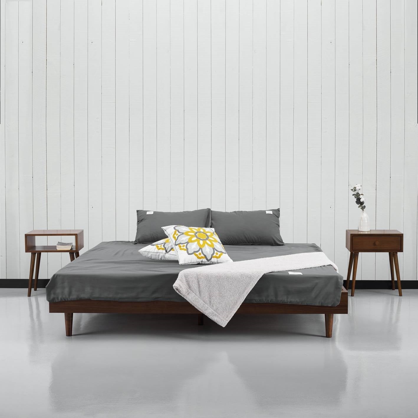 Estructura de cama de plataforma Mid-Century Modern de tamaño matrimonial con acabado de madera marrón oscuro