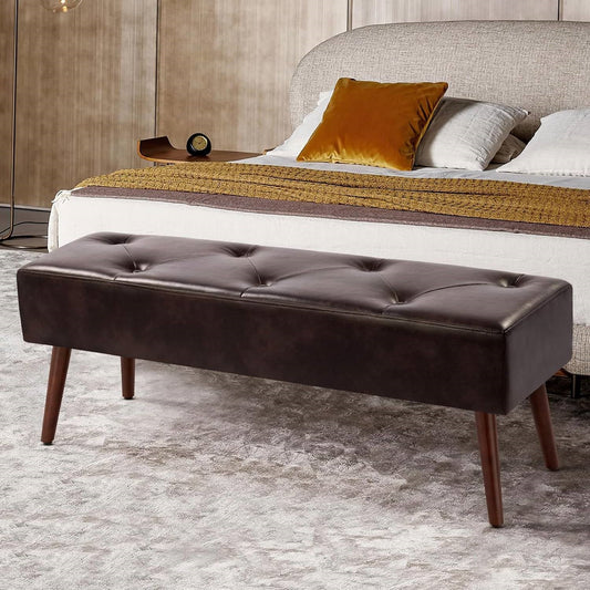 Banco para cama de mediados de siglo con asiento tapizado de cuero marrón oscuro y patas de madera maciza