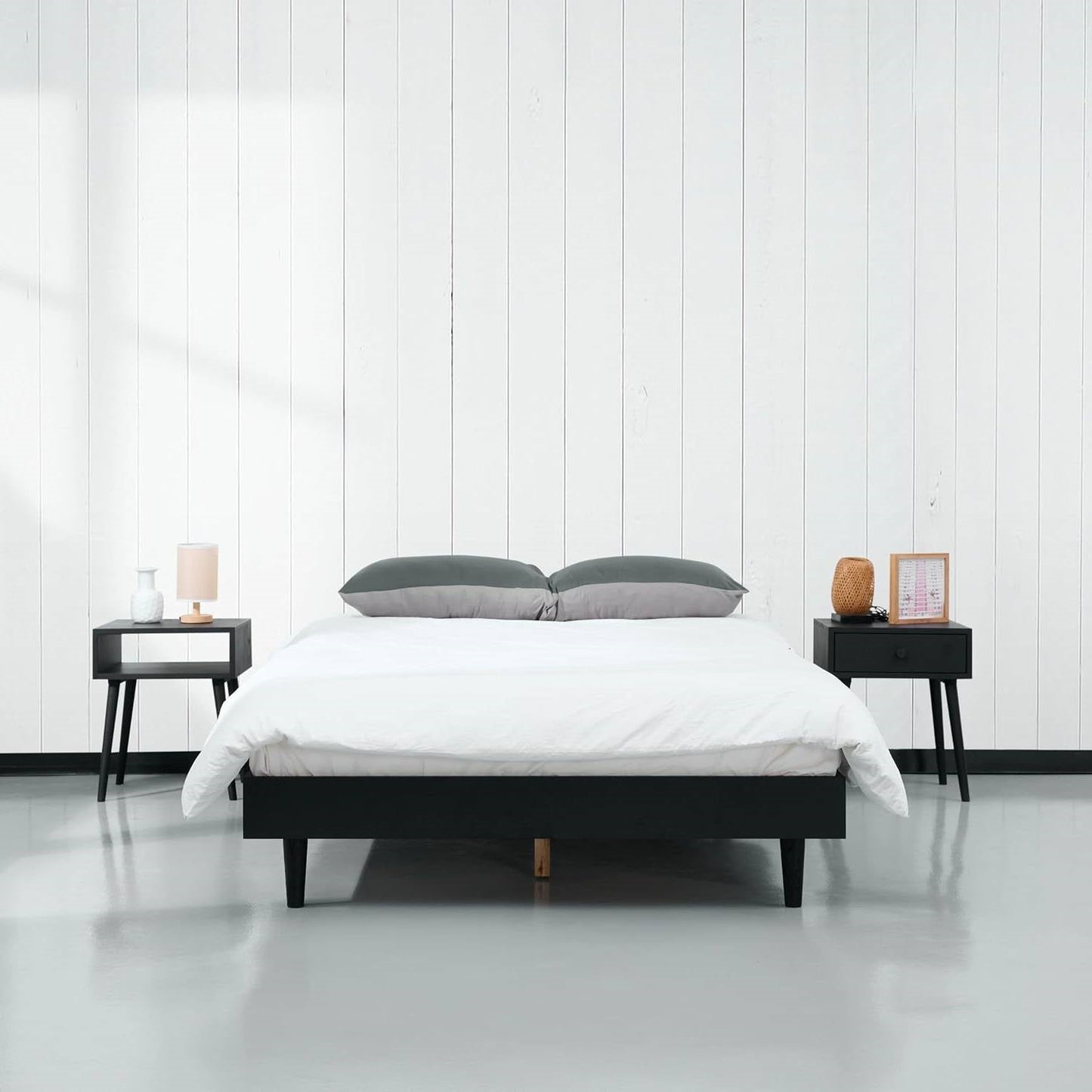Base de cama con plataforma de tamaño matrimonial estilo moderno de mediados de siglo con acabado en madera negra