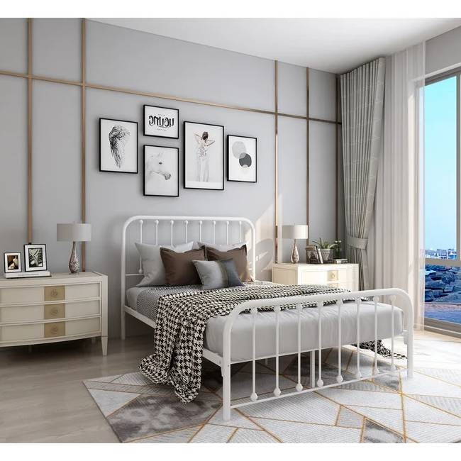 Estructura de cama matrimonial clásica de metal blanco con cabecera y piecera de listones