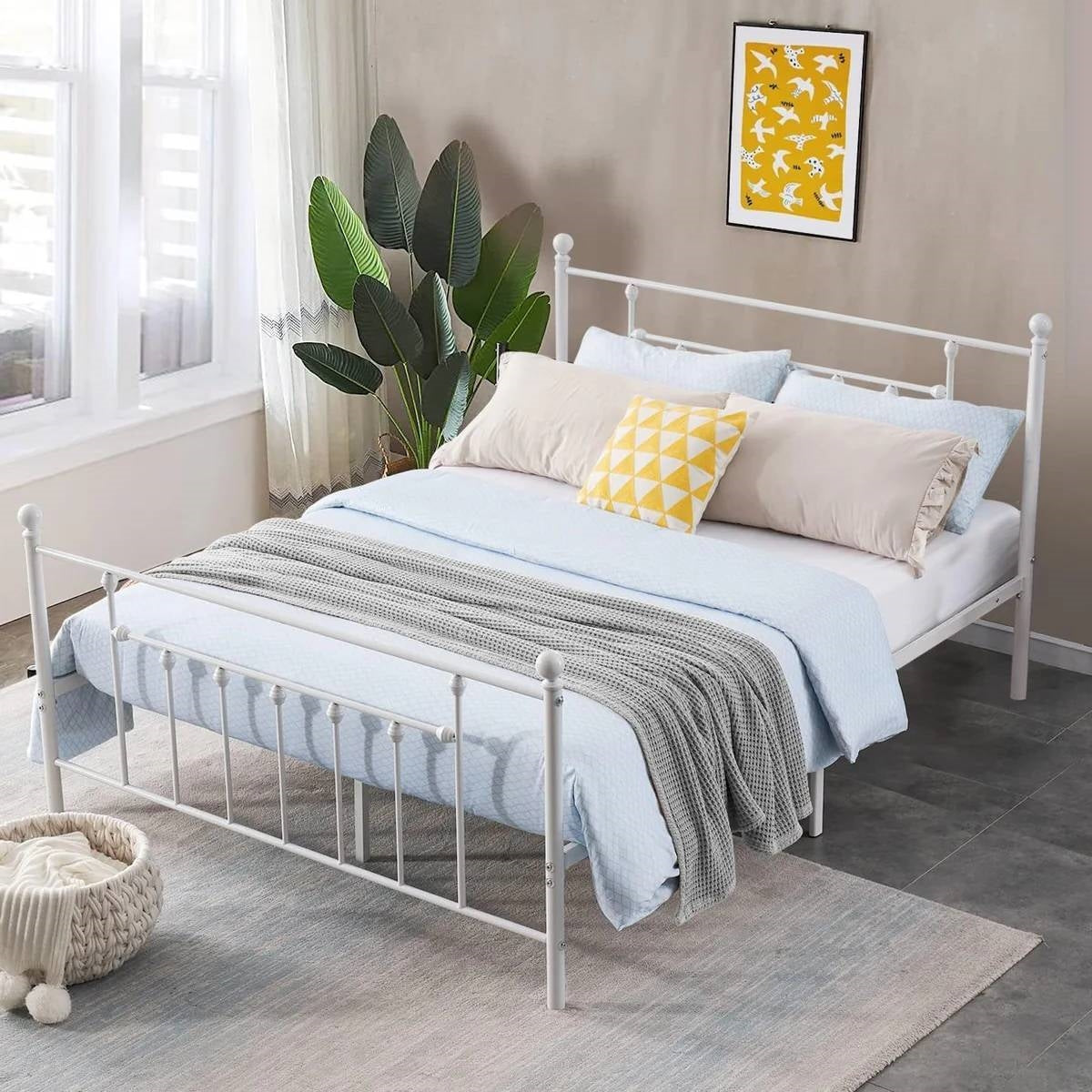 Cama con estructura de metal blanco de estilo vintage con cabecero y pie de cama