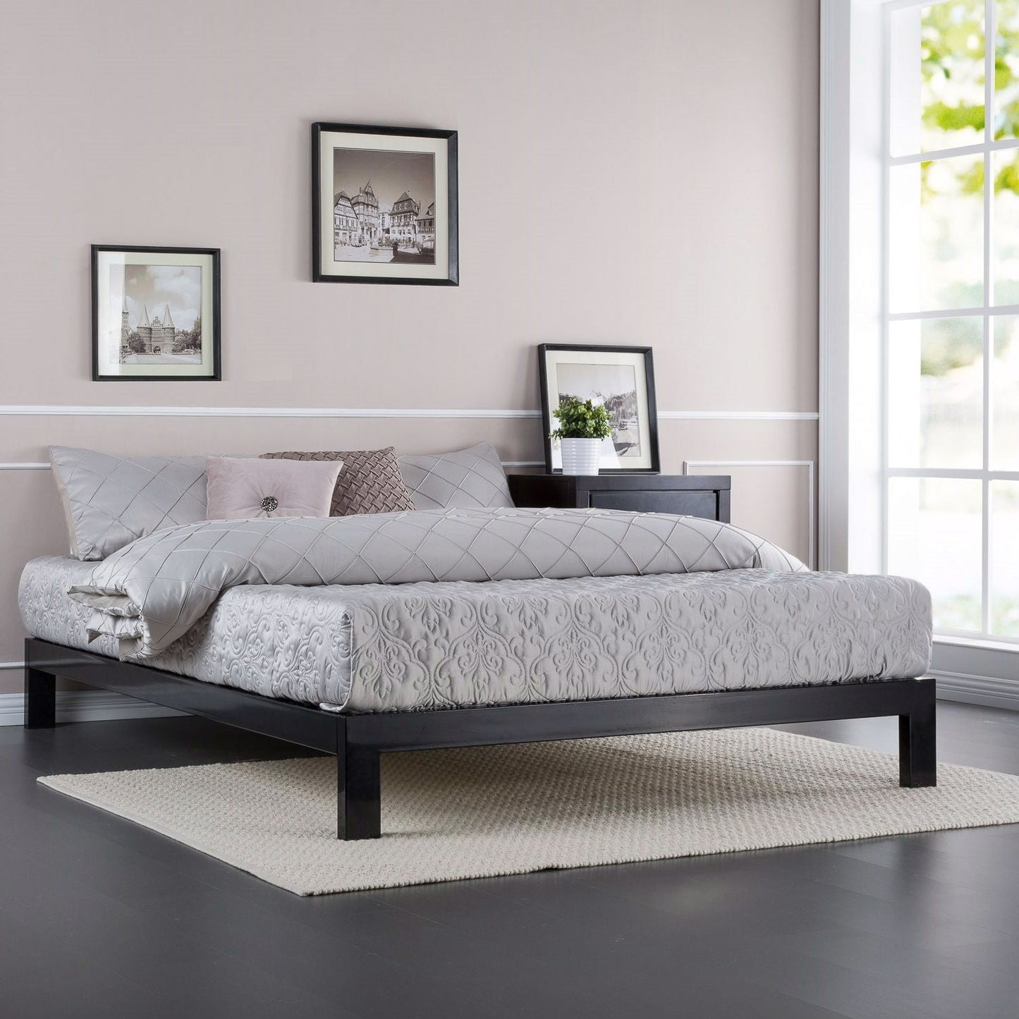 Cama de plataforma de metal negro contemporánea de tamaño completo con somier de láminas de madera