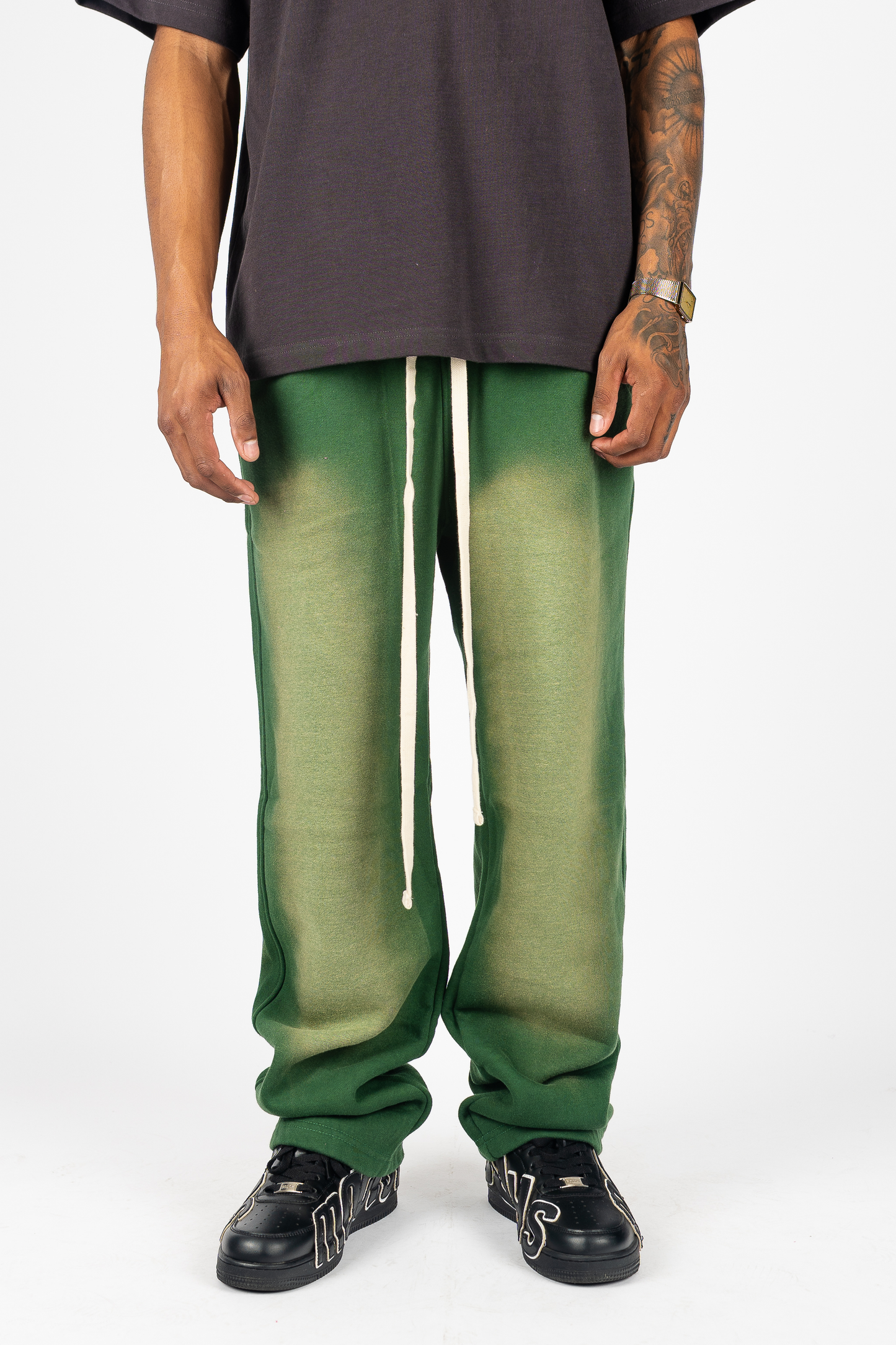 Pantalones de chándal blanqueados y secados al sol