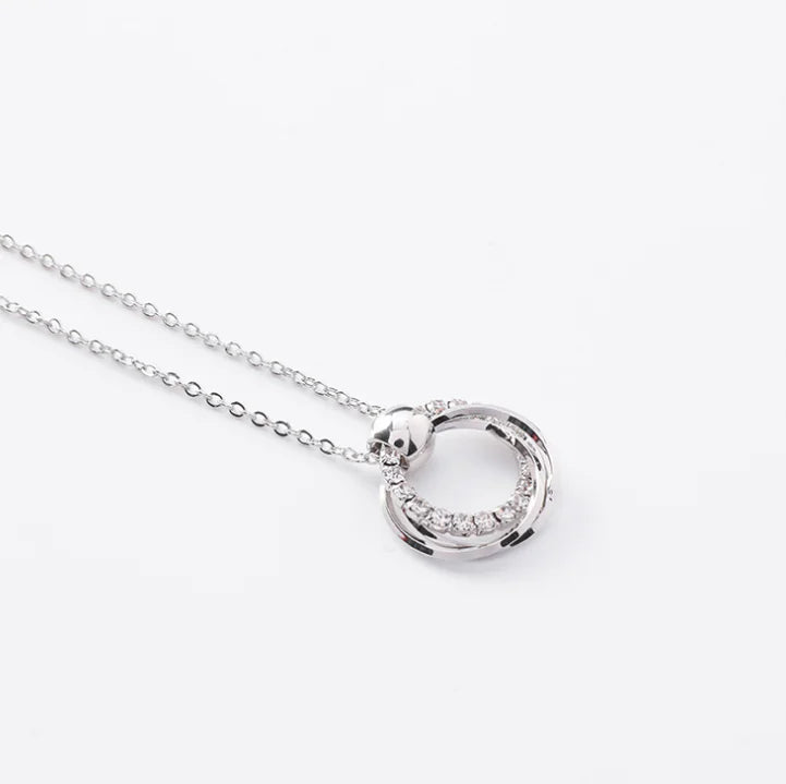 Juego de pendientes y collar de círculo de diamantes brillantes
