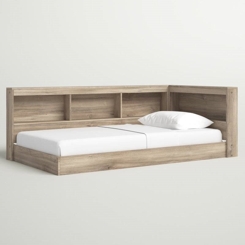Cama esquinera de madera natural tamaño matrimonial con cabecero tipo biblioteca y puertos USB