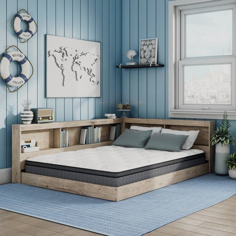 Cama esquinera de madera natural tamaño matrimonial con cabecero tipo biblioteca y puertos USB