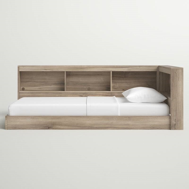 Cama esquinera de madera natural tamaño matrimonial con cabecero tipo biblioteca y puertos USB