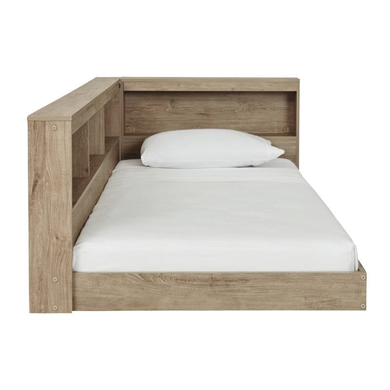 Cama esquinera de madera natural tamaño matrimonial con cabecero tipo biblioteca y puertos USB
