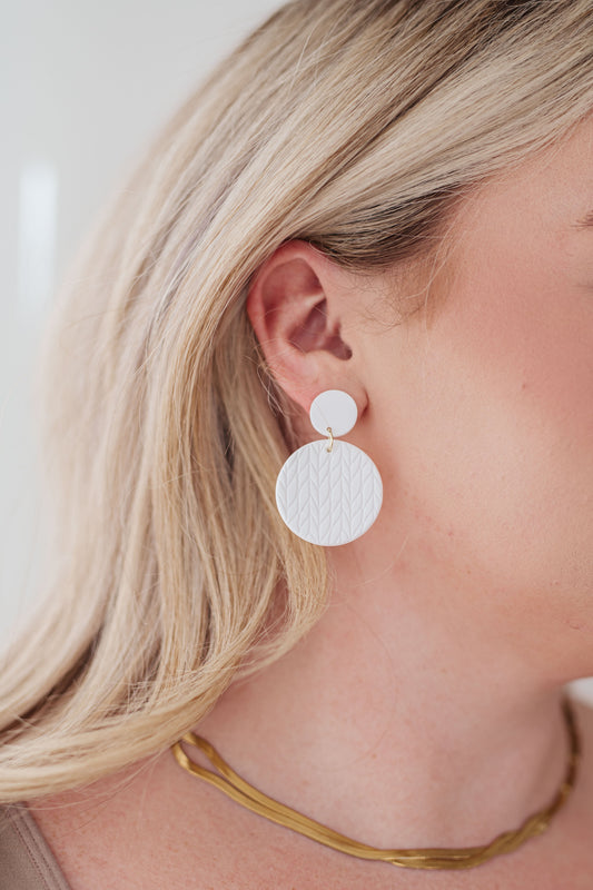 Pendientes Falling Petals en color crema **VENTA FINAL**