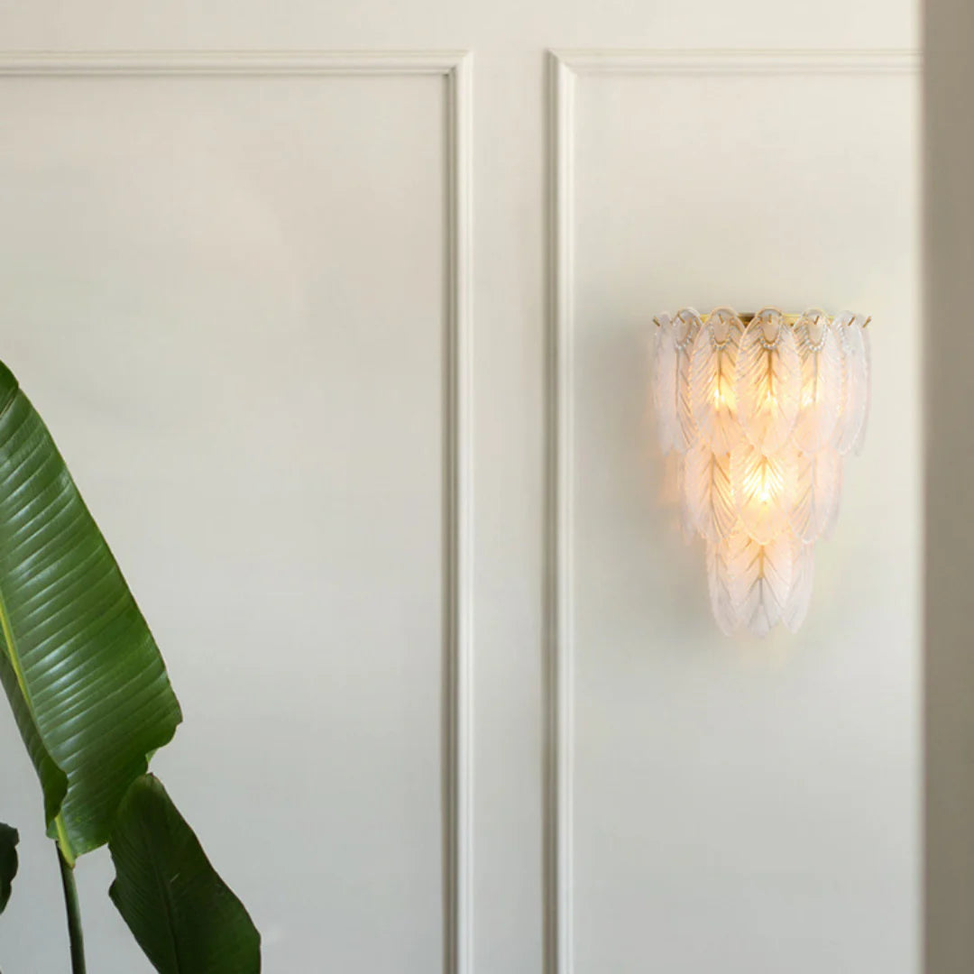 Lámpara de pared de cristal con plumas