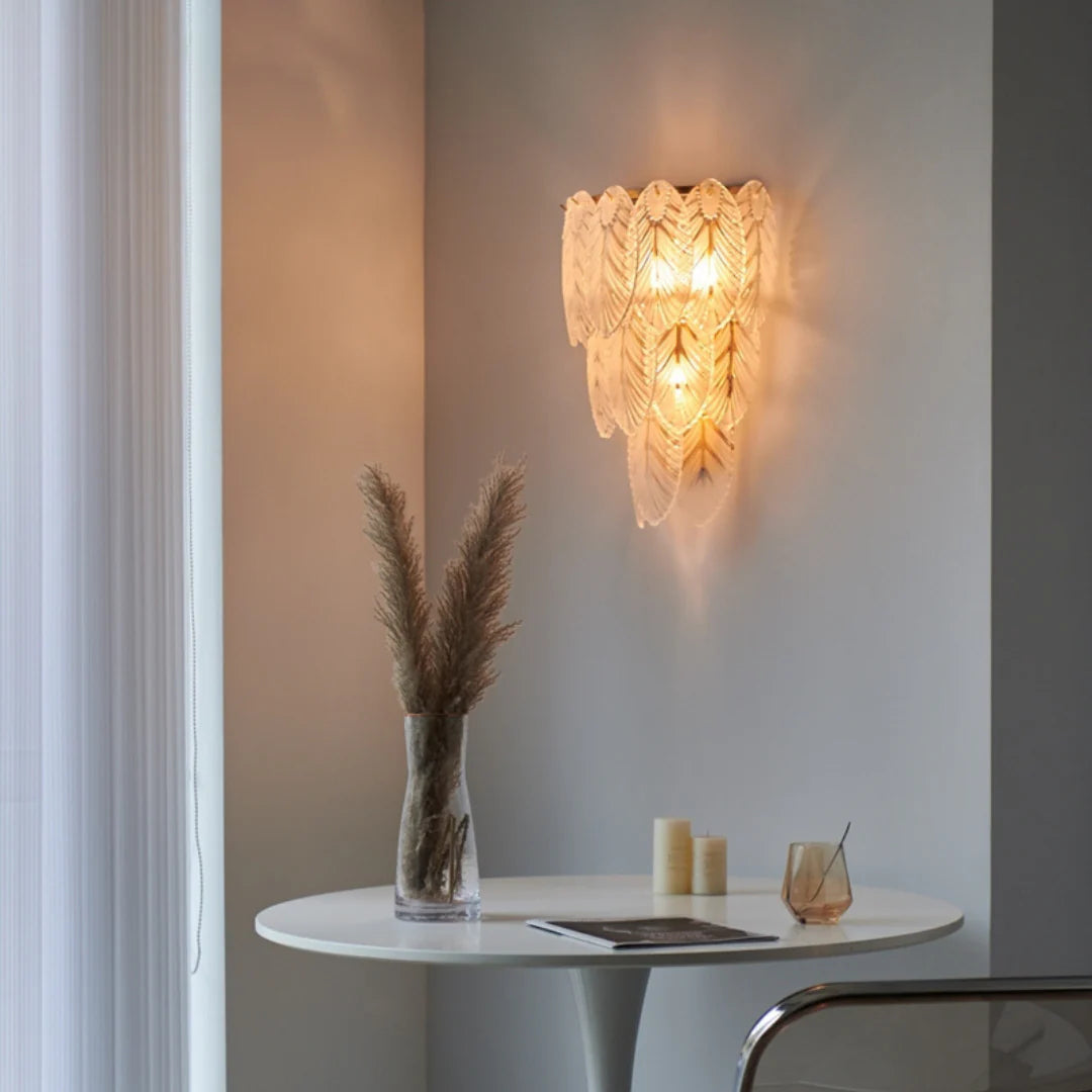 Lámpara de pared de cristal con plumas