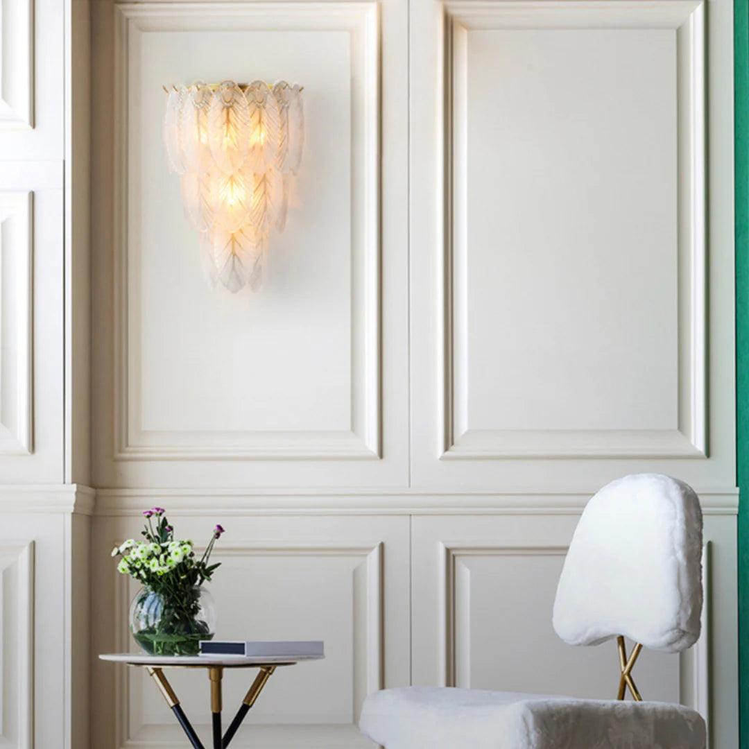 Lámpara de pared de cristal con plumas