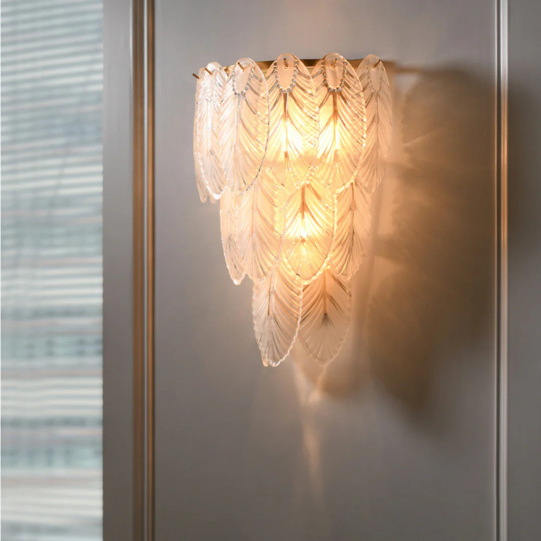 Lámpara de pared de cristal con plumas