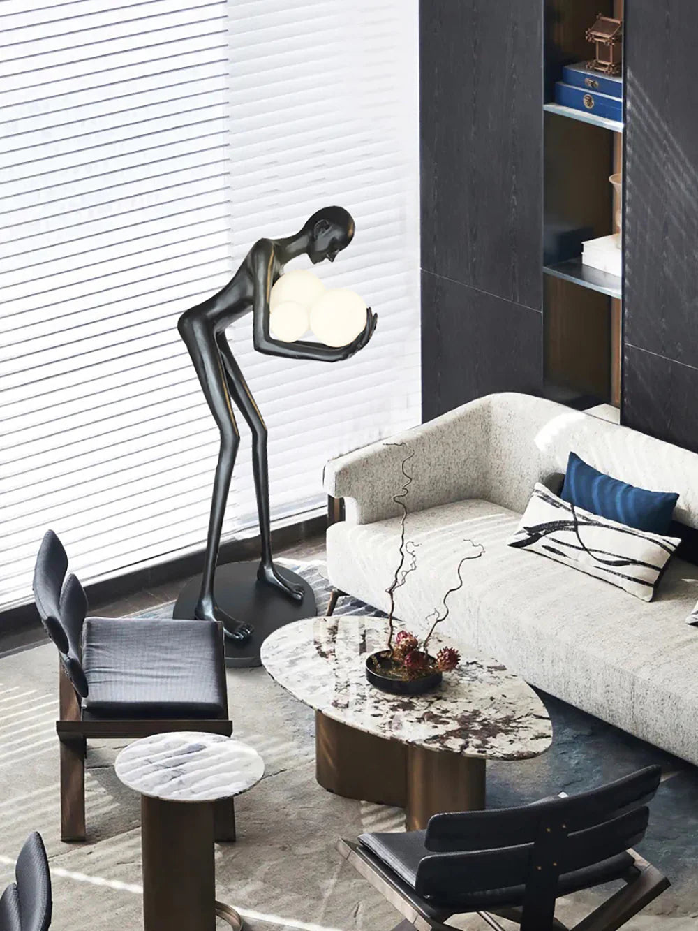 Lámpara de pie de escultura Figura Sosteniendo Bola