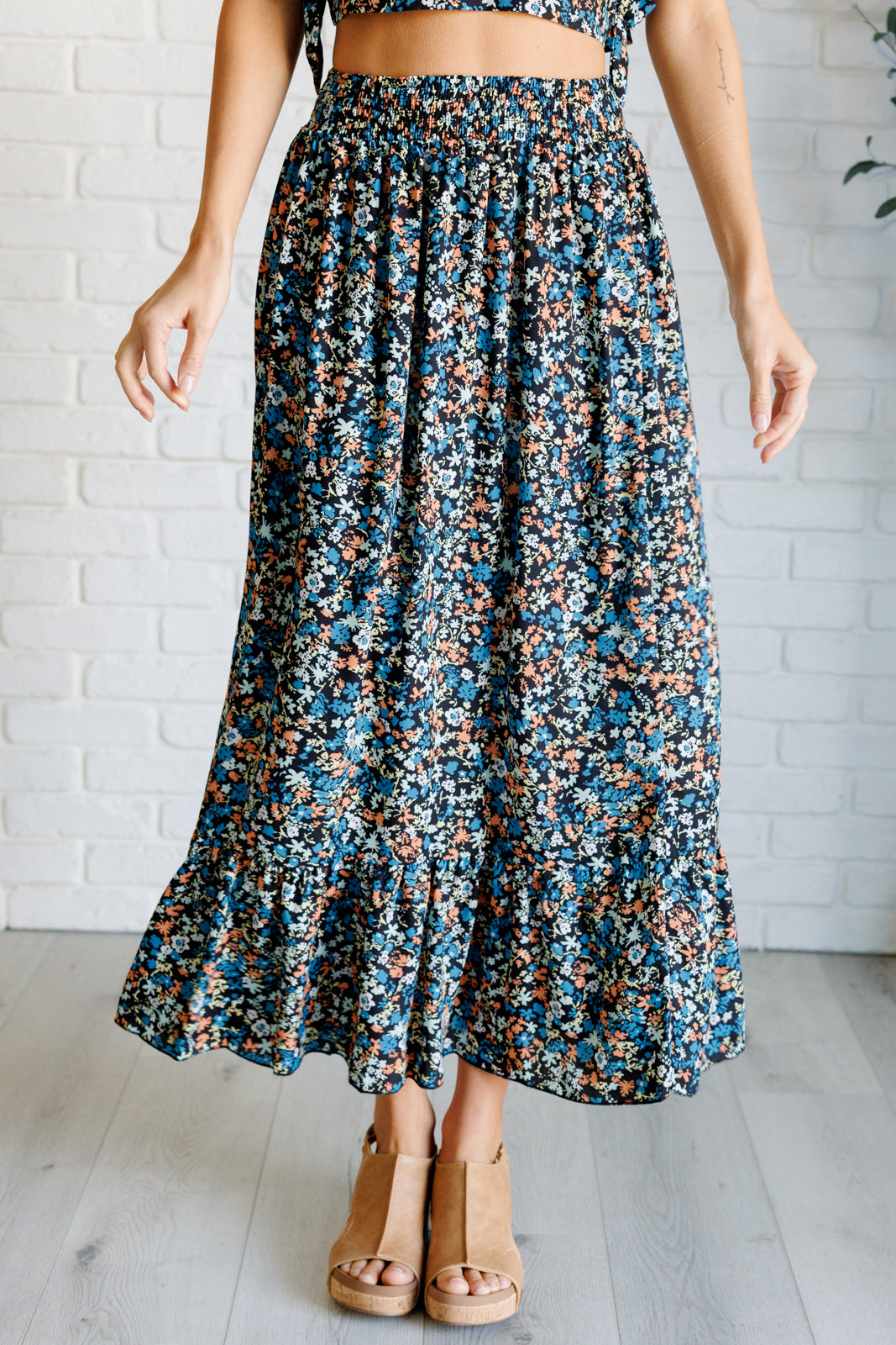 Conjunto de top corto con cuello de pico y falda Flutter of Florals