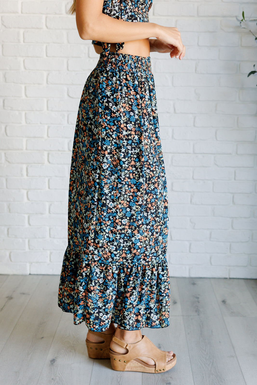 Conjunto de top corto con cuello de pico y falda Flutter of Florals