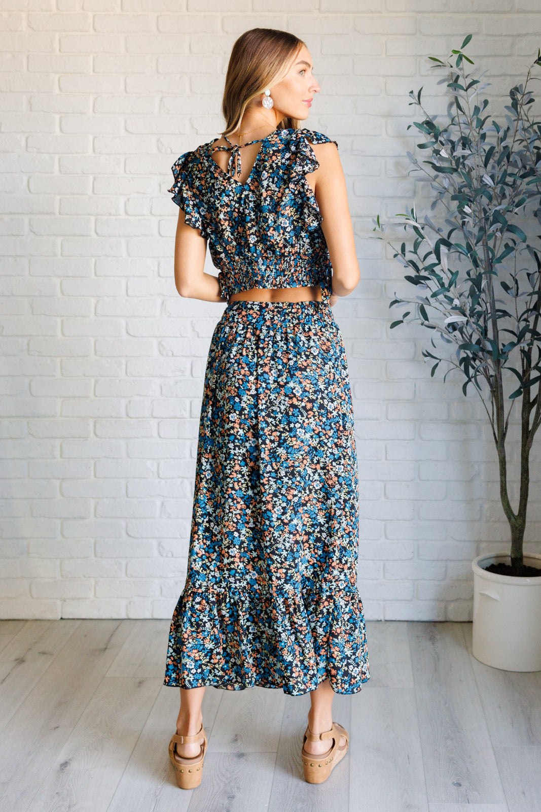 Conjunto de top corto con cuello de pico y falda Flutter of Florals
