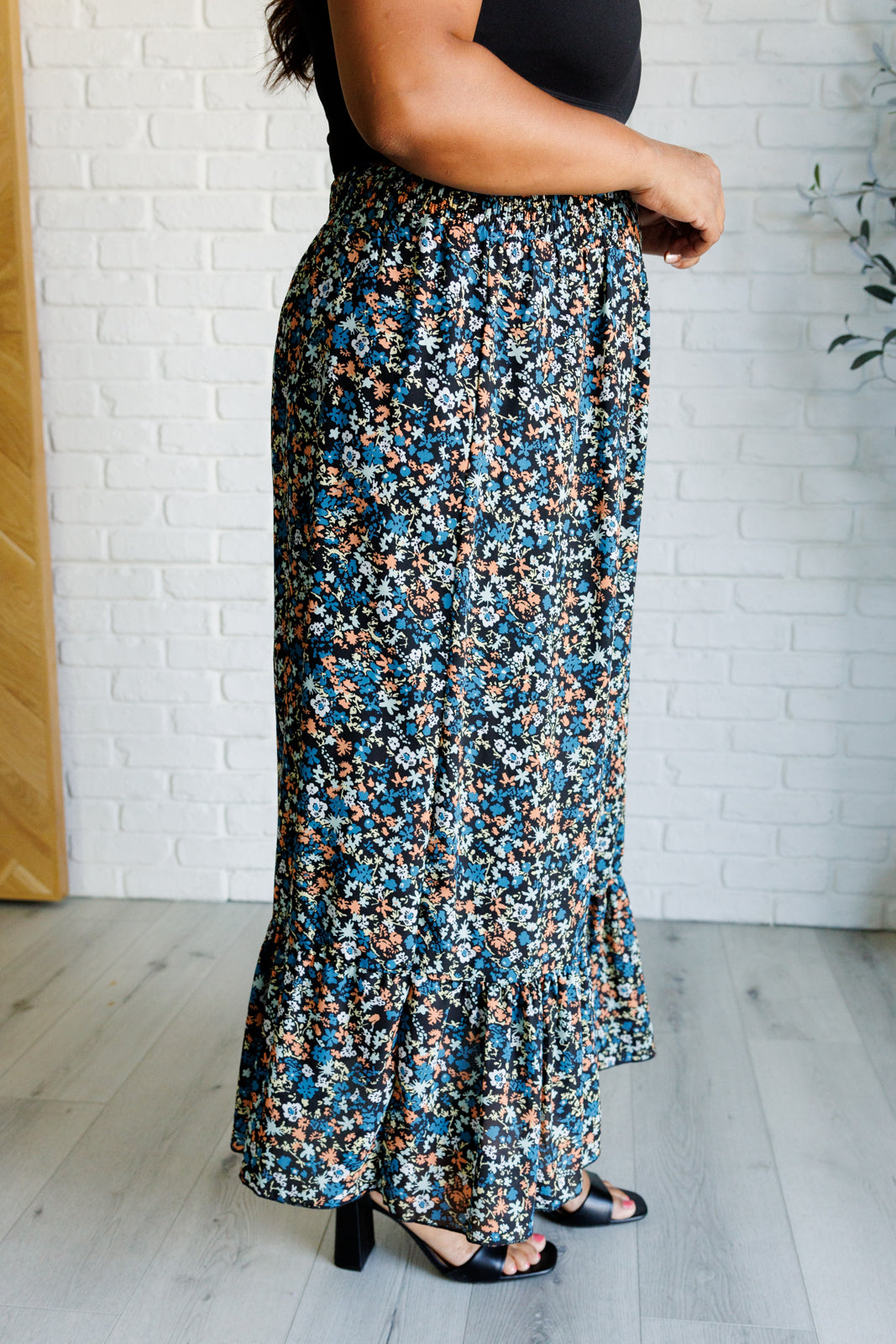 Conjunto de top corto con cuello de pico y falda Flutter of Florals