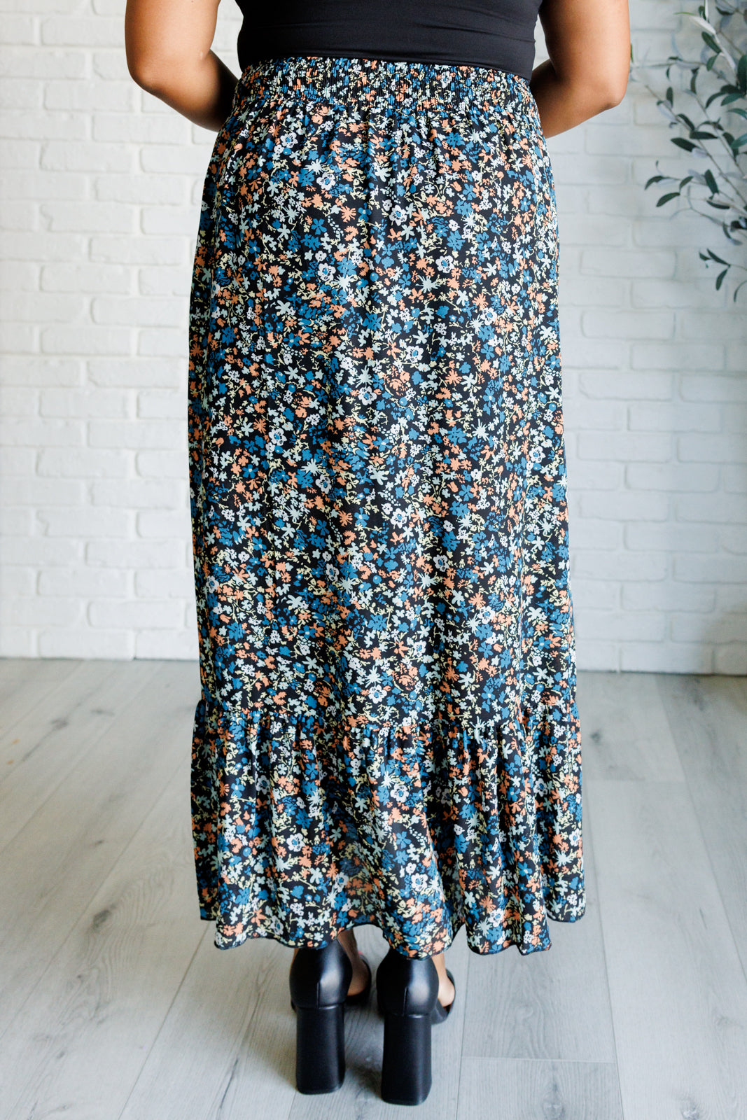Conjunto de top corto con cuello de pico y falda Flutter of Florals