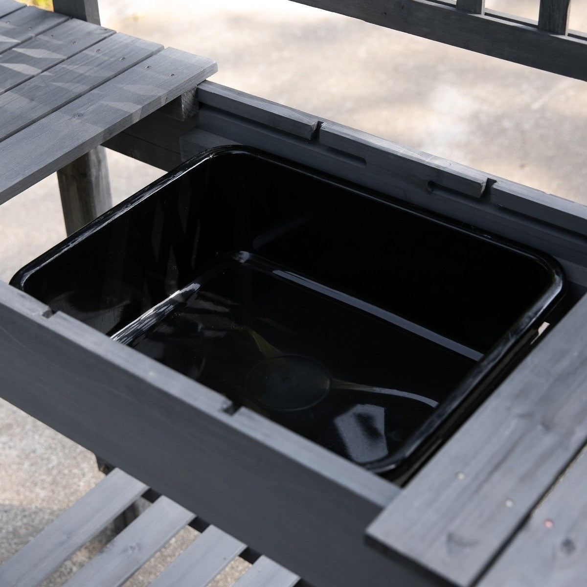 Mesa de trabajo de madera gris para exteriores, extensible con fregadero de plástico de grado alimenticio